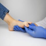 痛い巻き爪の治し方とは？セルフケアと専門治療の違いについて解説